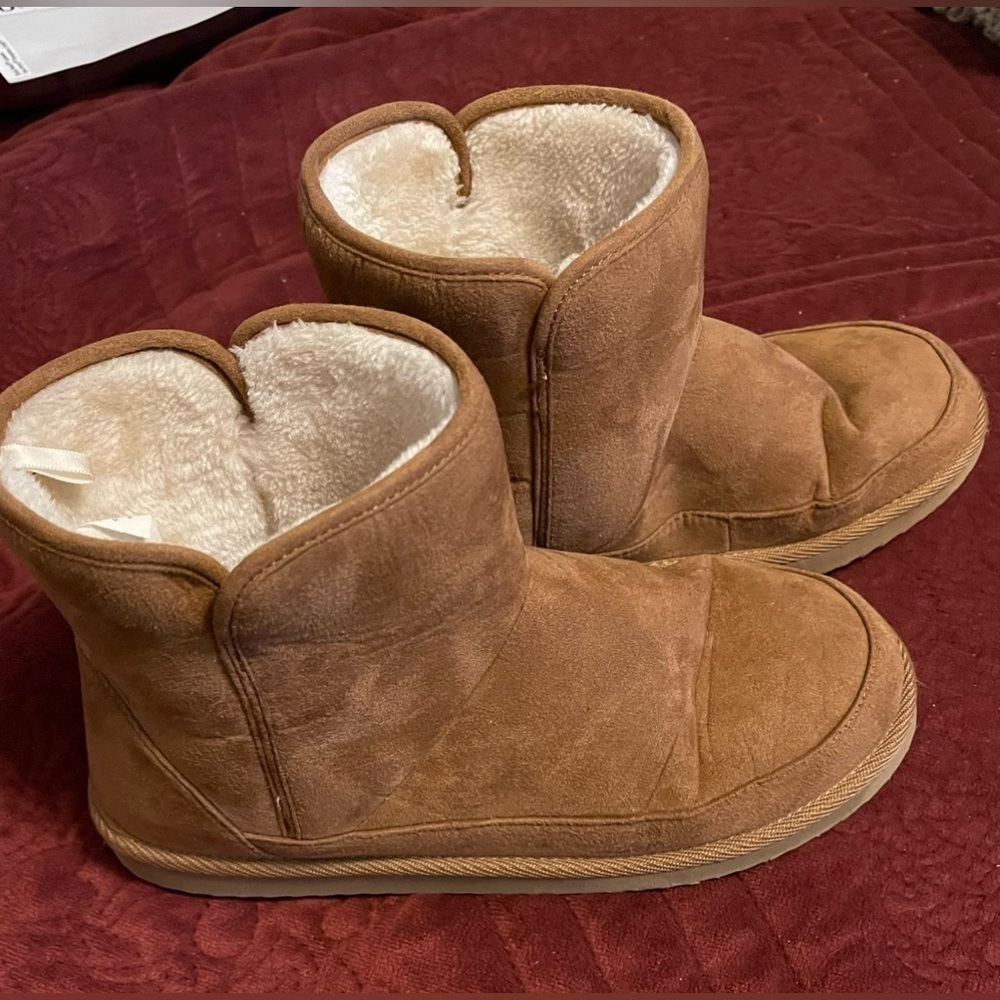 Old Navy Size 7 Chestnut Cozy-Bootie Low Top Faux Suede With Fur Lining .